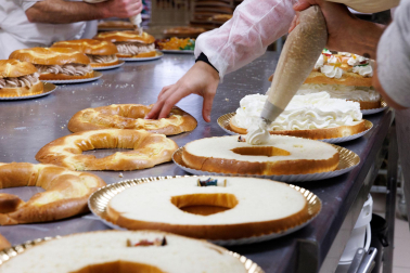 En la pastelería Arrasate se trabaja a destajo estos días