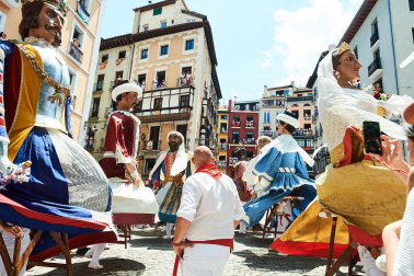 El cantante David Bisbal durante una actuación en el concierto de su nueva gira TOUR VOLARÉ, a 8 de junio de 2024, en Pamplona, Navarra (España). David Bisbal Ferre es un cantante, compositor y actor español que alcanzó la fama a principios de la década de los 2000 al quedar segundo finalista de la primera edición de Operación triunfo 2001.