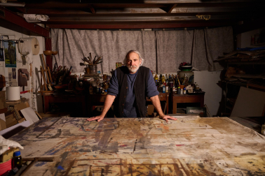 Carlos Ciriza posa para esta entrevista en el taller de pintura dentro de su estudio pamplonés