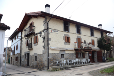 El restaurante y sidrería Perutxena está situado en Larrasoaña.