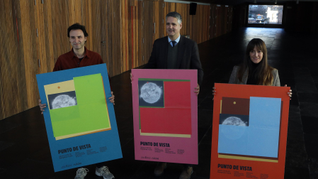Manuel Asín, Ignacio Apezteguía y Teresa Morales de Álava, ayer, con los carteles de esta edición