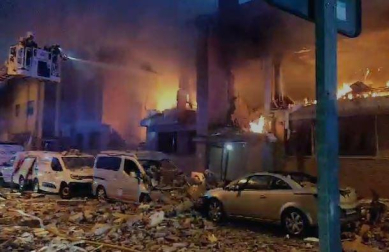 Vídeo: los bomberos apagan las llamas de la explosión de gas en Noáin