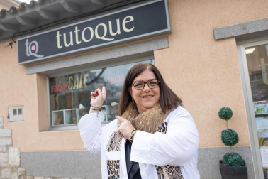 María Jesús Vidorreta Arz posa ante su establecimiento Tutoque, ubicado en la avenida del Barrio de Lourdes