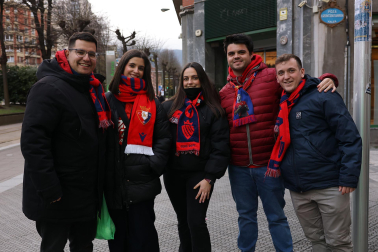Aficionados de Osasuna dan color a las calles de Bilbao horas antes del inicio del choque copero /