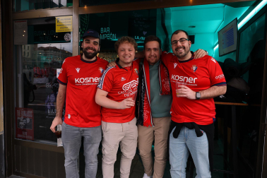 Aficionados de Osasuna dan color a las calles de Bilbao horas antes del inicio del choque copero /