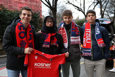 Aficionados de Osasuna dan color a las calles de Bilbao horas antes del inicio del choque copero /