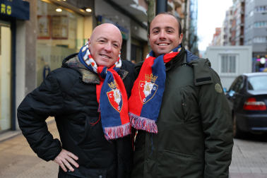 Aficionados de Osasuna dan color a las calles de Bilbao horas antes del inicio del choque copero /