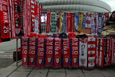 Aficionados de Osasuna dan color a las calles de Bilbao horas antes del inicio del choque copero /