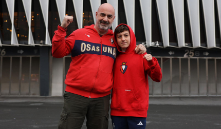 Aficionados de Osasuna dan color a las calles de Bilbao horas antes del inicio del choque copero /
