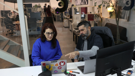 Lorena Ares y Carlos F. de Vigo en su lugar de trabajo.