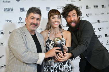 La actriz Joli Pascualena, posando con el Max junto a Patxi Barco (director del musical 'Kutsidazu bidea, Ixabel'). A la derecha, el actor navarro Iker Huitzi.