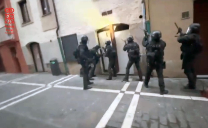 La Policía Foral ha detenido en la calle Tejería de Pamplona a un hombre de 43 años y una mujer de 51, a los que se les imputa un delito contra la salud pública por tráfico de drogas. Los hechos se iniciaron cuando la Policía Foral tuvo conocimiento por quejas vecinales de que en el bajo de un inmueble se producían molestias por un trasiego continuo de personas para adquirir supuestamente sustancias estupefacientes.