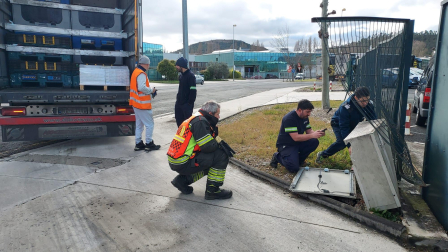 Operarios trabajan en el armario de regulación del gas