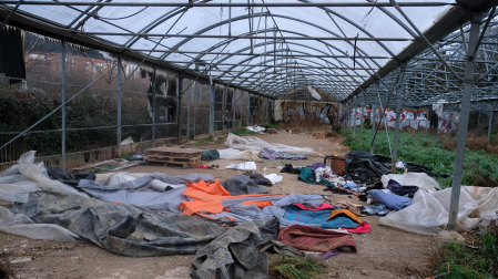 Las pertenencias de los jóvenes que pernoctaban en los invernaderos quedaron en el suelo tras la estampida.