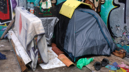 Algunas de las personas desalojadas duermen a la intemperie en un frontón próximo.