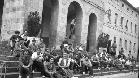 Requetés navarros heridos, en la escalinata de entrada al Colegio de los                                            Capuchinos (en agosto de 1936). Al fondo, un fraile conversa con varios niños