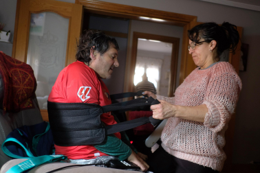 ENERO 2025. Sin recursos suficientes en casa por las faltas de ayudas, que no llegan tras la aprobación de la ley en octubre, María busca sus propias soluciones.