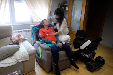 Carlos Ardanaz después de atragantarse con una flema y de que María le haya conectado la máquina de tos.