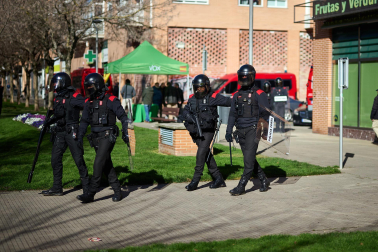 Foto de los incidentes en una mesa informativa de VOX en Berriozar./