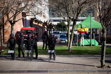 Foto de los incidentes en una mesa informativa de VOX en Berriozar./