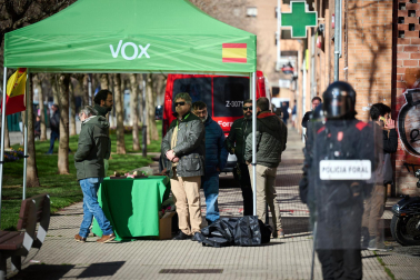 Foto de los incidentes en una mesa informativa de VOX en Berriozar./