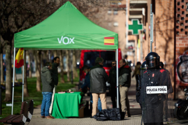 Foto de los incidentes en una mesa informativa de VOX en Berriozar./