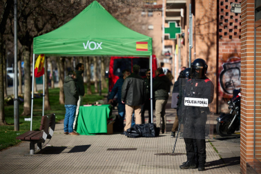 Foto de los incidentes en una mesa informativa de VOX en Berriozar./