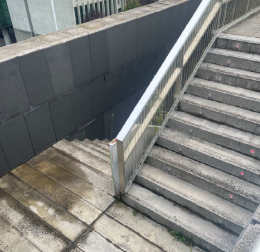 Aspecto de la escalera, ya detereriorada