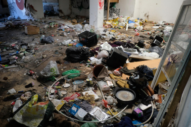 Interior del edificio abandonado de Echavacoiz (Pamplona), donde sobreviven 35 personas sin hogar.