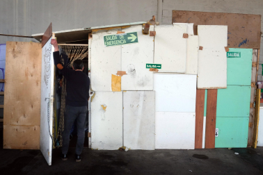En esta casita fabricada con puertas, en el exterior del edificio abandonado de Echavacoiz, sobrevive un pamplonés de 58 años.
