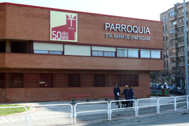 La iglesia de Ermitagaña, en la fachada que da a la avenida de Navarra, en la variante.