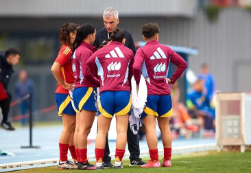 El navarro Javi Lerga, técnico de la sub19, da órdenes a sus jugadoras