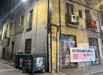 Otra de las viviendas municipales en la que se pueden ver carteles de apoyo a los presos de ETA