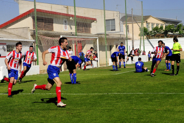 Iván Sanz celebra un gol con el Artajonés frente al Injerto