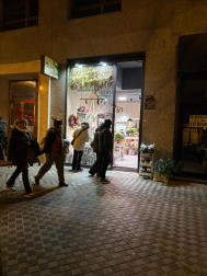"Por la noche mi tienda alumbra más que el alumbrado que nos ha puesto el ayuntamiento para esta calle", asegura Karmentxu.