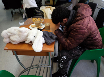 El padre de los bebés, el miércoles por la mañana en las instalaciones de la entidad social tras seis noches a la intemperie.