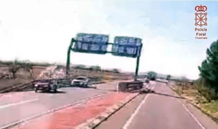La Policía Foral ha imputado recientemente un delito contra la seguridad vial, por conducción temeraria, al conductor de un camión que realizó una maniobra de adelantamiento poniendo en riesgo a los vehículos que circulaban en dirección contraria.
