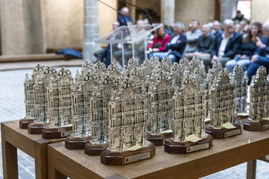 Homenaje a 51 empleados del Ayuntamiento de Pamplona que se jubilaron el año pasado.