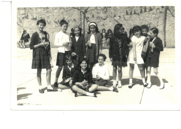 Alumnas en 1964, en la imposición de la Medalla Milagrosa.
