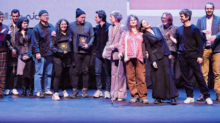 Premiados y representantes de los jurados posaron al final de la gala sobre el escenario de Baluarte /