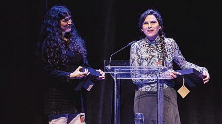 Marina Lameiro (izda.) y Maddi Barber, con sus galardones /