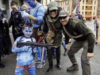 Las cuadrillas desafiaron al frío en la tradicional ronda de los Carnavales en Tafalla /
