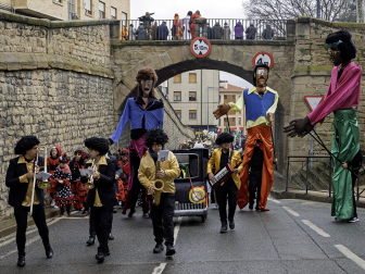 Las cuadrillas desafiaron al frío en la tradicional ronda de los Carnavales en Tafalla /