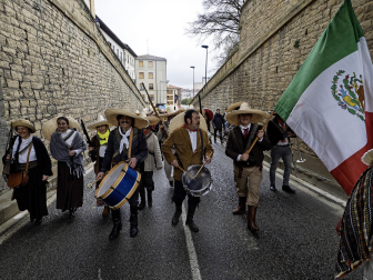Las cuadrillas desafiaron al frío en la tradicional ronda de los Carnavales en Tafalla /