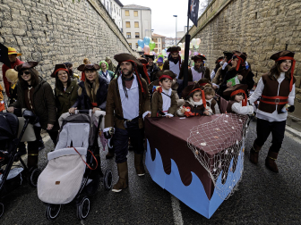Las cuadrillas desafiaron al frío en la tradicional ronda de los Carnavales en Tafalla /