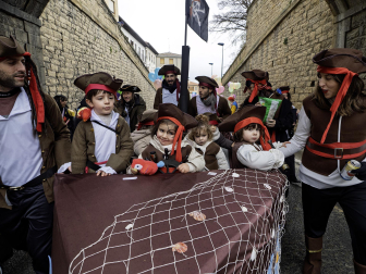 Las cuadrillas desafiaron al frío en la tradicional ronda de los Carnavales en Tafalla /