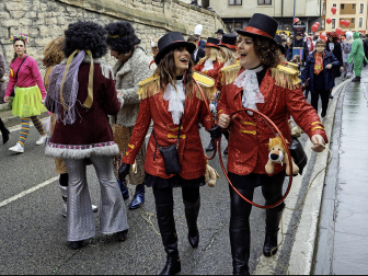 Las cuadrillas desafiaron al frío en la tradicional ronda de los Carnavales en Tafalla /