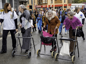 Las cuadrillas desafiaron al frío en la tradicional ronda de los Carnavales en Tafalla /