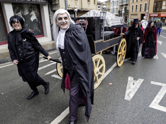 Las cuadrillas desafiaron al frío en la tradicional ronda de los Carnavales en Tafalla /