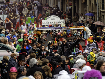 Las cuadrillas desafiaron al frío en la tradicional ronda de los Carnavales en Tafalla /